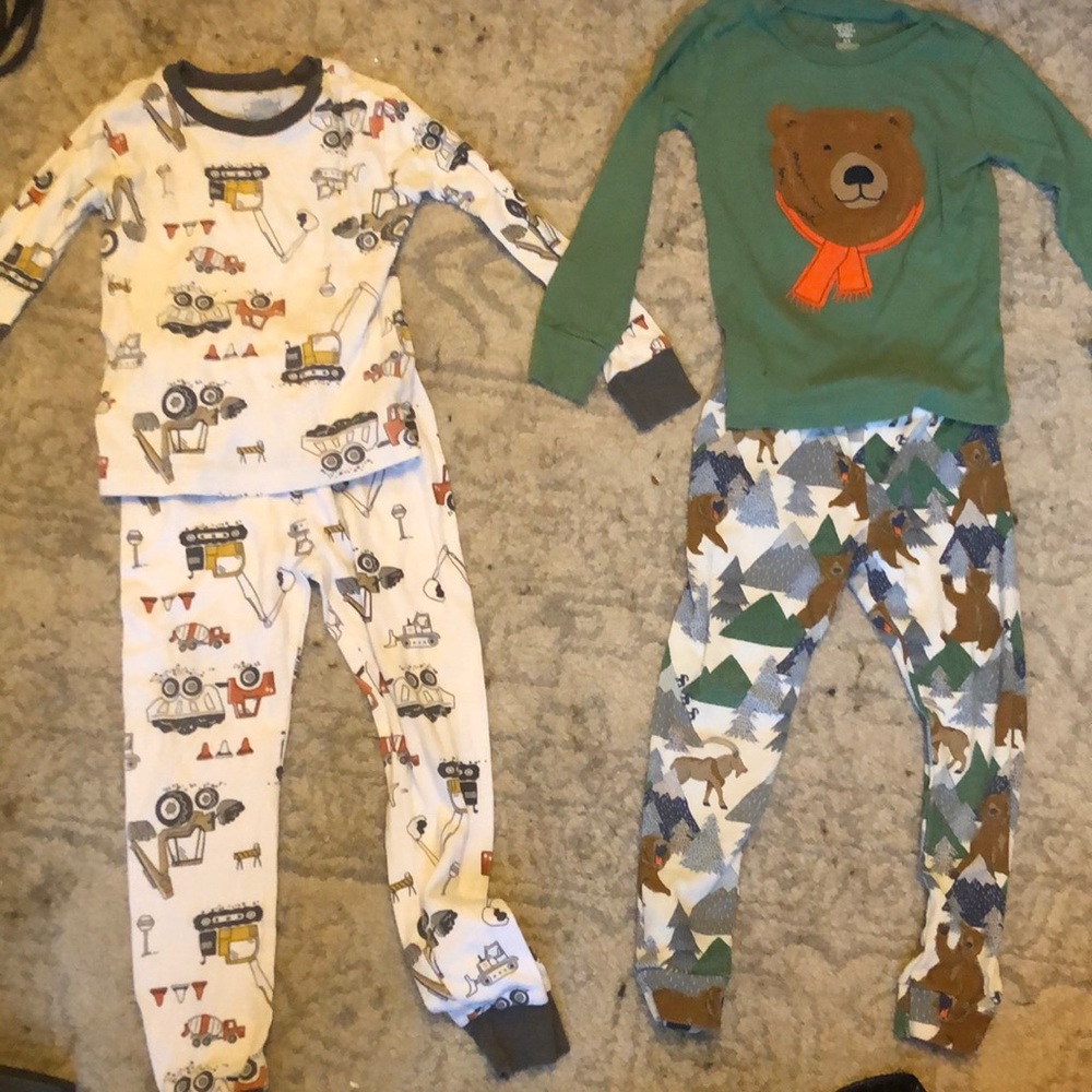 Two pairs of boys pajamas size 4T - Picture 5 of 5